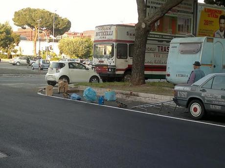 L'amministrazione lascia pezzi di città in abbandono e i prepotenti se la catturano. E' una cosa normale, non è colpa loro...