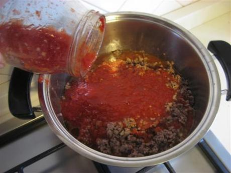 Aggiungere la passata di pomodoro, qualche foglia di basilico e aggiustare di sale.