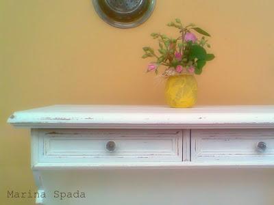 Mobiletto rinnovato in stile shabby chic