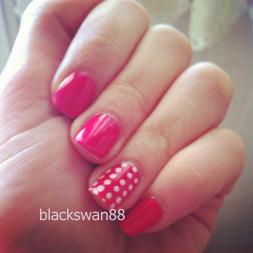 Nail Art Pois Bianchi Su Sfondo Fucsia