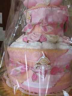 torta con rose di calzini e piccoli cup cakes