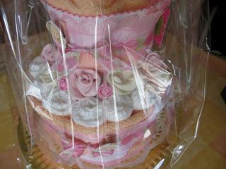 torta con rose di calzini e piccoli cup cakes