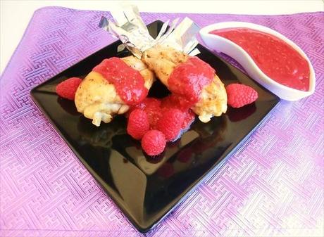 Cosce di pollo accompagnate con salsa di lamponi / Chicken thighs accompanied with raspberry sauce