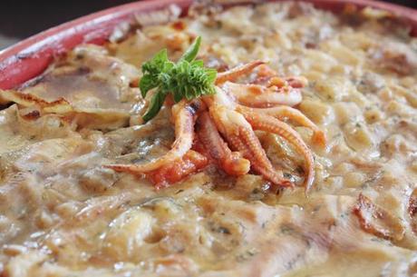 Lasagna con sfoglia di farro al basilico e prezzemolo farcita con melanzane e calamari