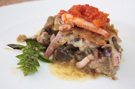 Lasagna con sfoglia di farro al basilico e prezzemolo farcita con melanzane e calamari