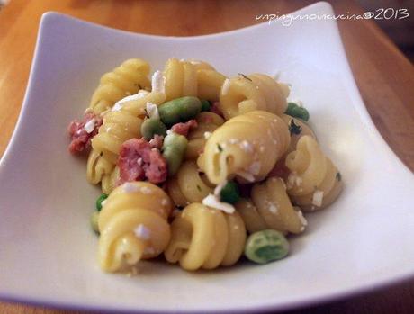 Fusilloni con salsiccia, fave, piselli e ricotta salata