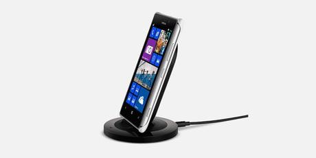 Nokia Lumia 925 wireless charging stand jpg Nokia presenta Lumia 925, variante del 920 in alluminio