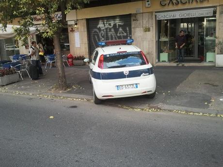 Vigili urbani al bar con auto in sosta selvaggia sul marciapiede? I cittadini iniziano finalmente a girare i video. E noi li pubblichiamo