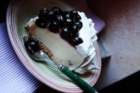 Cheesecake con le amarene amarene e meringhe francesi. Cheesecake with sour cherries and meringue French on  base of pastry cooked.