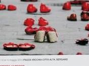 Bergamo, Zapatos Rojos Confianza: Piazza Vecchia rosso contro violenza sulle donne