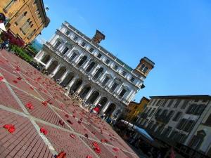 Bergamo, Zapatos Rojos e Confianza: Piazza Vecchia in rosso contro la violenza sulle donne