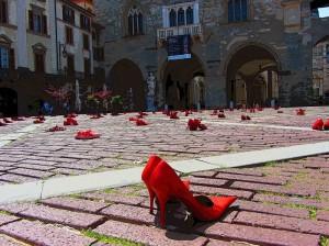 Bergamo, Zapatos Rojos e Confianza: Piazza Vecchia in rosso contro la violenza sulle donne