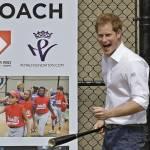 Principe Harry gioca a baseball ad Harlem (foto)