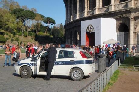 CARTOLINE DAL COLOSSEO. IL MONUMENTO SIMBOLO DI ROMA, UNO DEI PIU' FAMOSI E IMPORTANTI DEL MONDO. ECCO COME IL POPOLO PIU' BURINO E ZOTICO DELL'INTERA GALASSIA LO PRESERVA E LO VALORIZZA.