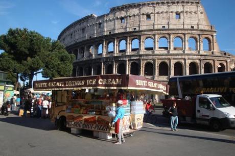 CARTOLINE DAL COLOSSEO. IL MONUMENTO SIMBOLO DI ROMA, UNO DEI PIU' FAMOSI E IMPORTANTI DEL MONDO. ECCO COME IL POPOLO PIU' BURINO E ZOTICO DELL'INTERA GALASSIA LO PRESERVA E LO VALORIZZA.