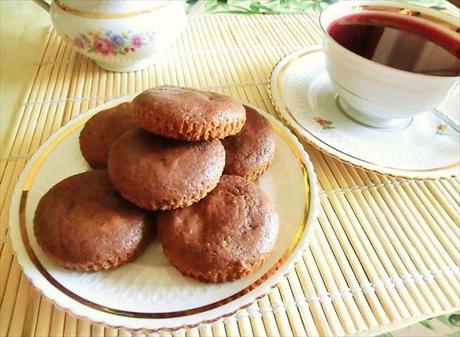 Biscotti con karkadè e cioccolato.