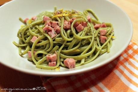 Linguine verdi con prosciutto, agrumi e papavero