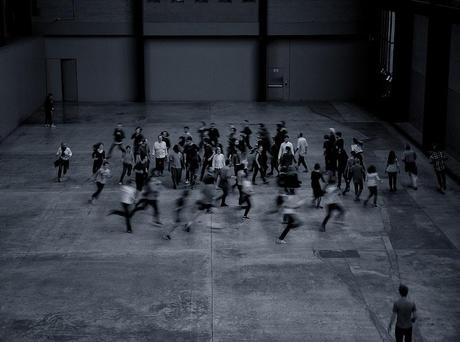 Un momento di These associations performance dell'artista ango-americano  nella Turbine Hall della Tate Modern di Londra (2012)