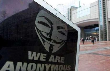 Blitz contro hacker di Anonymous