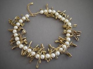 pearls and pins necklace end