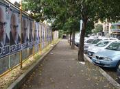 senso claustrofobia prova camminare muro plance sfilata lamiere. intanto l'aiuola piu' accessibile (cosi' cani pisciano direttamente manifesti elettorali)