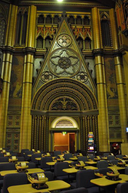 La storia del teatro che divenne un cinema, poi una sala bingo e infine una chiesa!