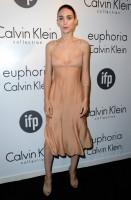 rooney mara - calvin klein collection (scarpe prada e gioielli jennifer meyer)