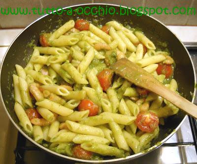 WHB #384 - Penne al sugo di baccelli di piselli, gamberetti e ciliegini