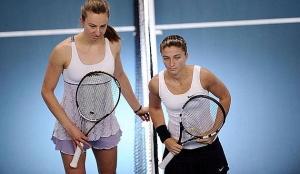 Sharapova abbandona, Errani vola in semifinale Sharapova abbandona, Errani vola in semifinale