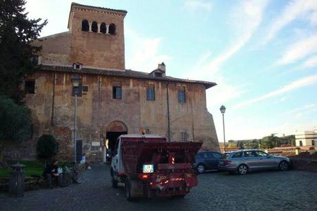 E FU COSI' CHE ANDAMMO AL MONASTERO DEI SANTI QUATTRO CORONATI, E QUELLO CHE VEDEMMO FU UN VERO E PROPRIO INFERNO!