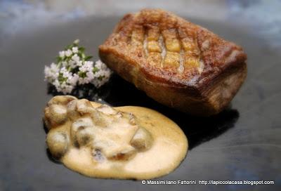 Petto d'anatra con salsa alle amarene sciroppate, zenzero e fiori di timo - una ricetta davvero saporita e gustosa