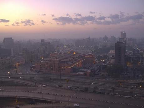 Il Museo Egizio del Cairo all'alba (foto di Dan Lundberg)