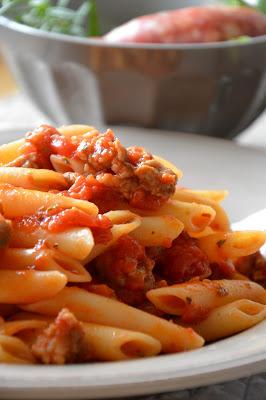 PENNE LISCE con SALSICCIA ed ERBE AROMATICHE