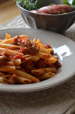 PENNE LISCE con SALSICCIA ed ERBE AROMATICHE