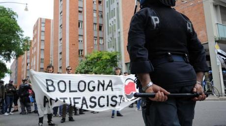Bologna, il corteo antifascista contro la manifestazione di Forza Nuova (Foto Schicchi)