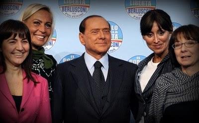 “Meglio guardare le belle ragazze che essere gay”, denunciato Silvio Berlusconi