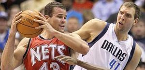 A sinistra Kris Humphries dei Nets e Dirk Nowitzki. Ap