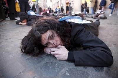 Meglio scendere in piazza oggi che fuggire all'estero domani.