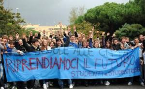 Meglio scendere in piazza oggi che fuggire all'estero domani.