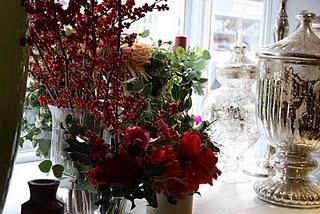 Composizione Natalizia : vasetti in vetro con bacche rosse e amaryllis