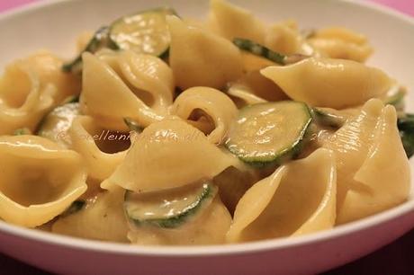 Conchiglie zucchine, zafferano e casatella.