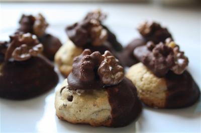 Pasticcini glassati al cacao con trionfo di noci