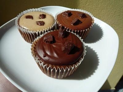 ∞ Tris di vegan cupcake: fondente, cappuccino, mokaccino.