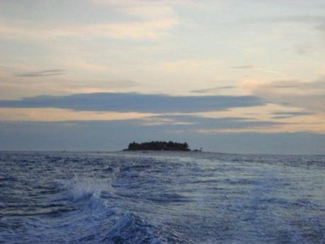 Lasciando Namotu Island al tramonto
