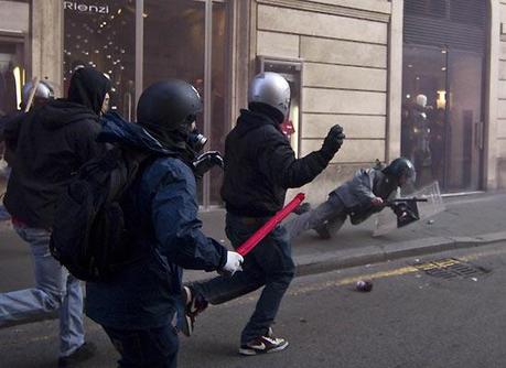 FOTO DEL GIORNO 14 DICEMBRE 2010 : CACCIA ALL'AGENTE NEGLI SOCNTRI A ROMA TRA POLIZIA E BLACK BLOC