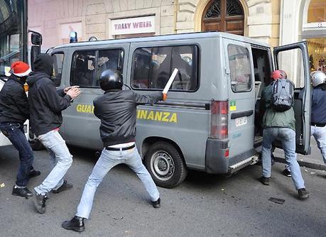 FOTO DEL GIORNO 14 DICEMBRE 2010 : CACCIA ALL'AGENTE NEGLI SOCNTRI A ROMA TRA POLIZIA E BLACK BLOC