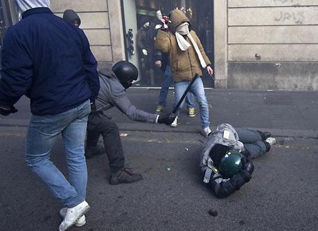 FOTO DEL GIORNO 14 DICEMBRE 2010 : CACCIA ALL'AGENTE NEGLI SOCNTRI A ROMA TRA POLIZIA E BLACK BLOC