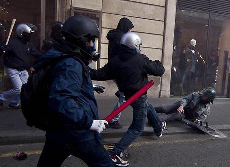 FOTO DEL GIORNO 14 DICEMBRE 2010 : CACCIA ALL'AGENTE NEGLI SOCNTRI A ROMA TRA POLIZIA E BLACK BLOC