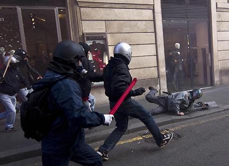 FOTO DEL GIORNO 14 DICEMBRE 2010 : CACCIA ALL'AGENTE NEGLI SOCNTRI A ROMA TRA POLIZIA E BLACK BLOC