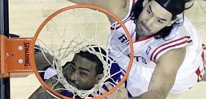 Luther Head (a sin.) contro Luis Scola. Ap